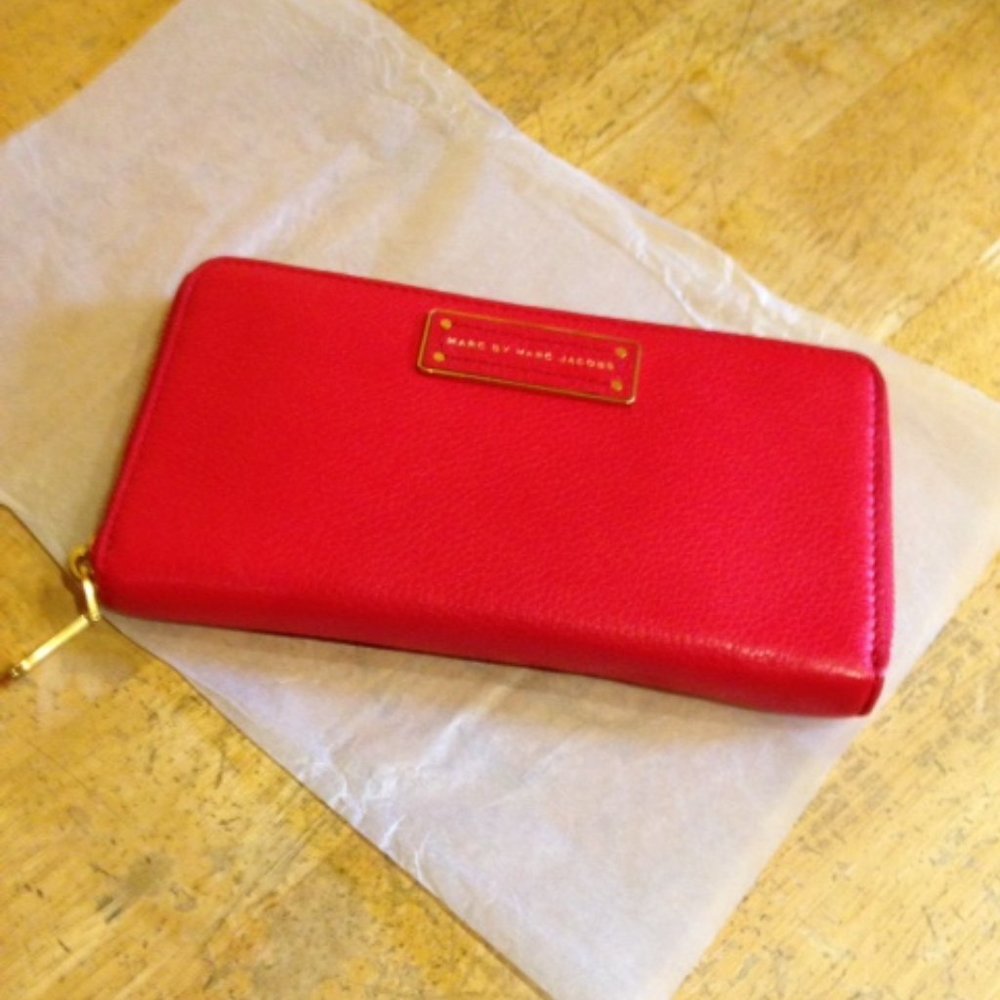 Marc Jacobs Too Hot to Handle Red Zip Around Wallet - Picture 3 of 9